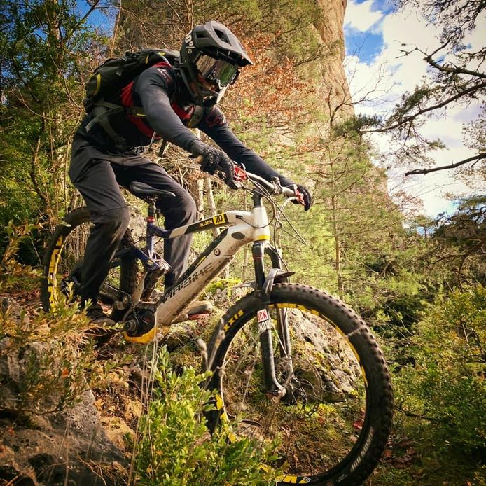 L'une des passions d'Arthur était le VTT. Tous les dimanches, il allait rouler. Il prévoyait d'aller faire du vélo en montagne, cet été, avec des amis.