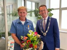 Adri van Ooijen krijgt lintje in Zevenaar voor zijn werk in Maas en Waal