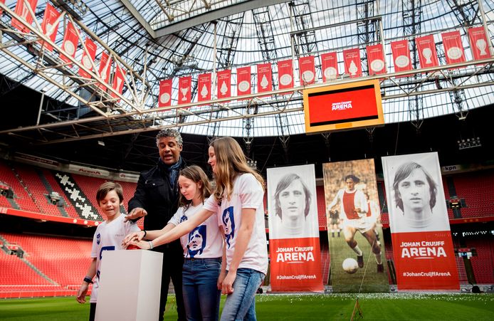 Frank Rijkaard en de kinderen van Eberhard van der Laan namens de familie Cruijff tijdens de onthulling van het logo van de Johan Cruijff Arena.