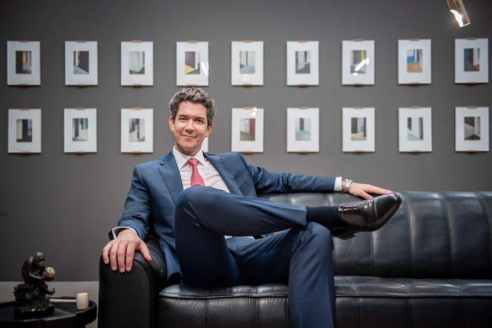 Carlo Bonte, die we kennen als expert in het Vier-programma Stukken van Mensen, leidt straks de veiling in goede banen.