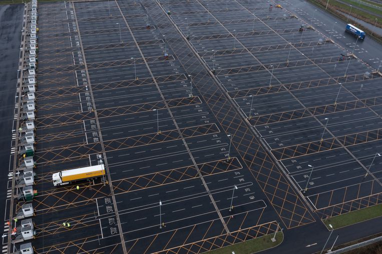 Een vrijwel lege inspectieplaats in het Britse Ashford. Het complex was gebouwd voor inspectie van dierlijke en plantaardige goederen uit de Europese Unie.  Beeld Getty Images