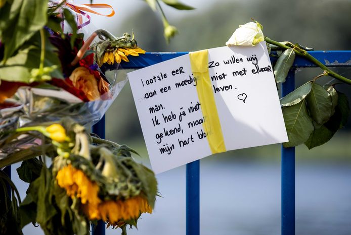 Bloemen op de plek waar Bas van Wijk werd doodgeschoten.