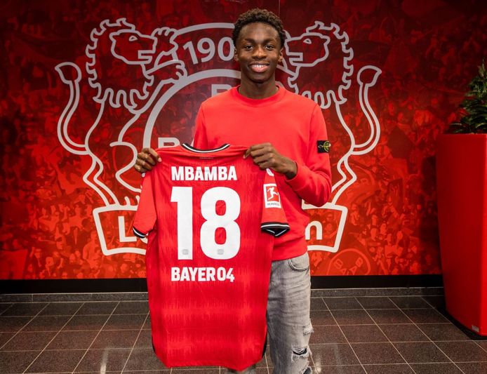 Mbamba poseert met zijn shirt van Leverkusen.