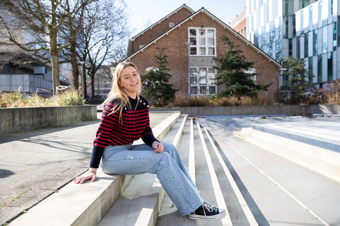 Nova van Meurs op het plein vlak voor haar school.