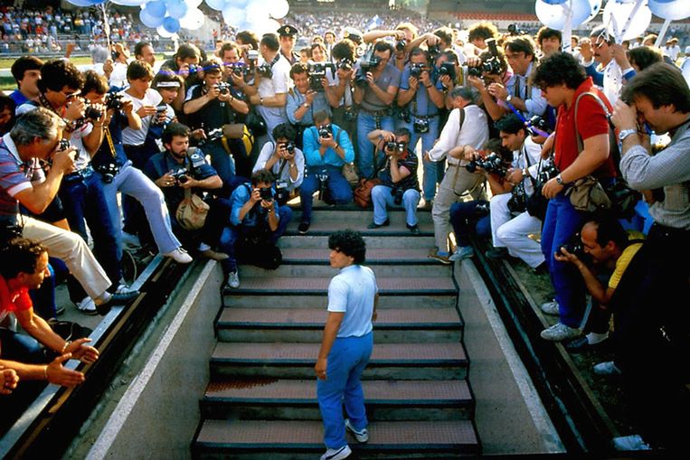 Diego Maradona tijdens zijn voorstelling bij SSC Napoli in 1984. Hij redde in zijn eentje de club, die al een hele tijd op apegapen lag. Beeld rv
