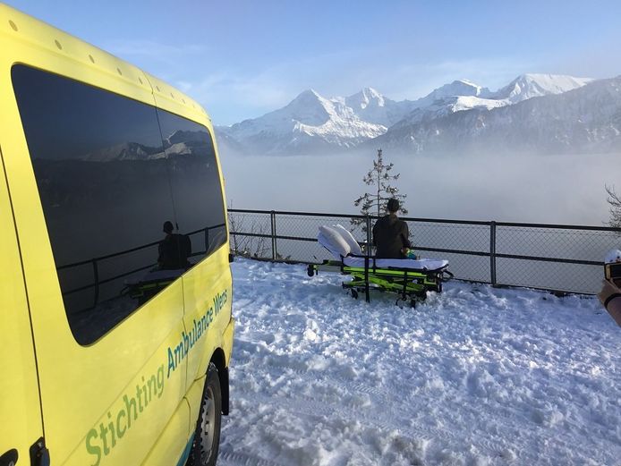 De jongen kijkt uit over de Zwitserse bergen en kreeg de kans er met een helikopter over te vliegen.