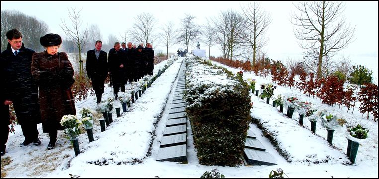 Koningin Beatrix en premier Balkenende langs de graven op de begraafplaats voor de slachtoffers van de watersnood in Oude Tongen,  1 februari 2003. Beeld ANP /  ANP