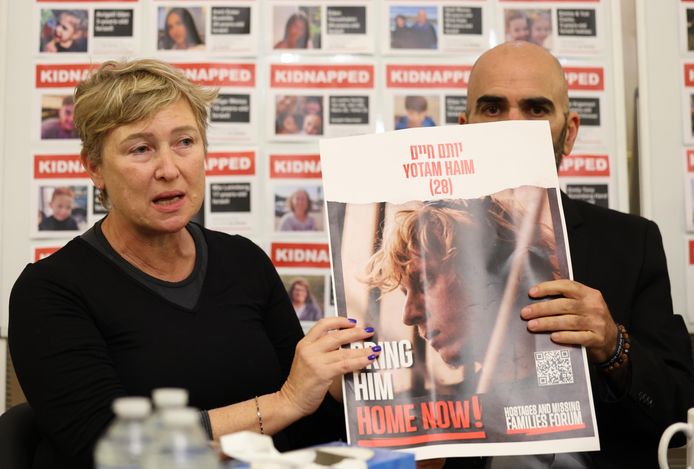 Iris Haim, de moeder van de ontvoerde Yotam, eind november tijdens een persconferentie van familieleden van gijzelaars.