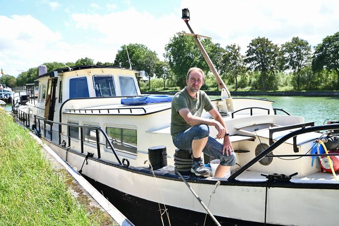 Francis Vandegehuchte bouwt riviercruiseschip Ibis om tot een woonboot.