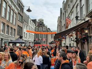 Zeker geen dringen geblazen tijdens Koningsdag in Den Bosch, ook rond de podia niet