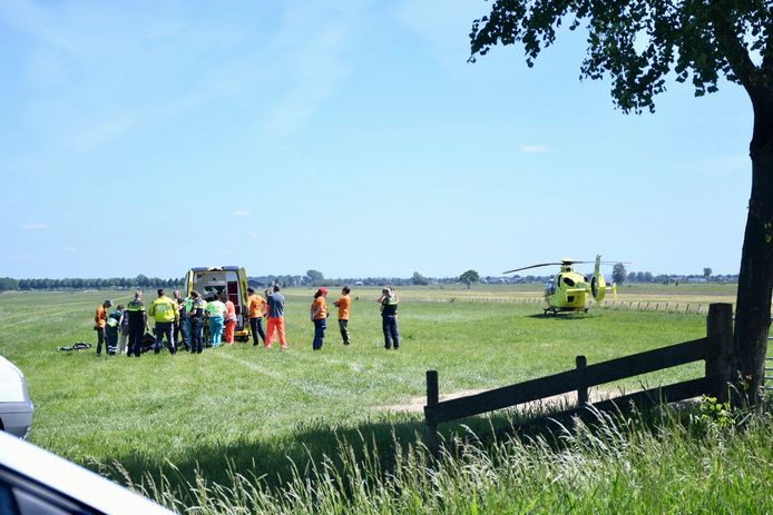De paraglider is met spoed naar het ziekenhuis vervoerd.