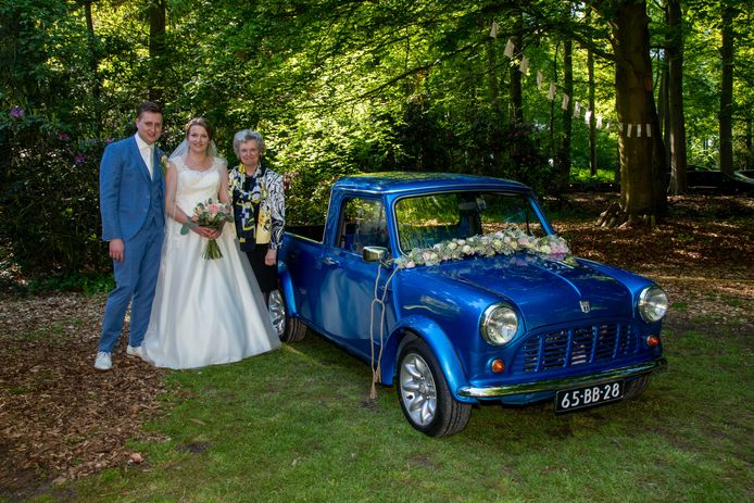Toen de oudoom van Alice van Zalk overleed besloten zij en haar vriend als eerbetoon één van zijn oldtimers op te knappen en er in te gaan trouwen. Hier staan ze samen met oudtante Margriet van Eck, naast de Mini uit 1978.