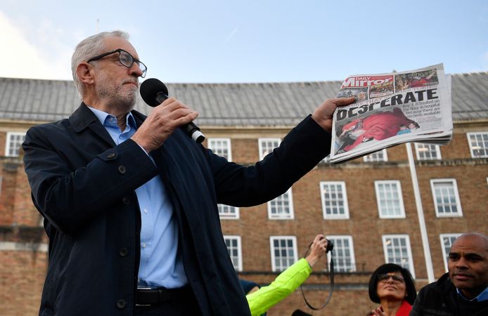 Jeremy Corbyn met de krant waarin de foto voor het eerst verscheen.