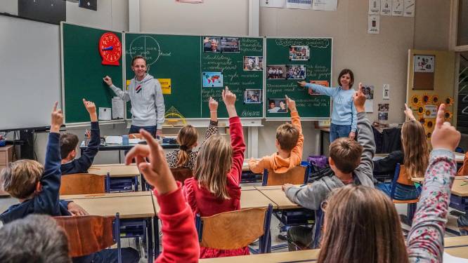 Vlaamse regering wil af van statutaire ambtenaren, maar geeft leerkrachten sinds kort dubbel zo snel een vaste benoeming: hoe komt dat?