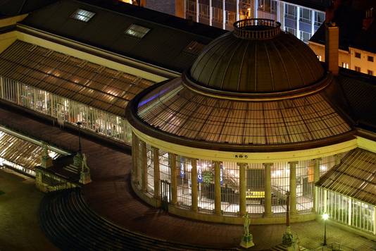 Le Botanique, c'est notamment l'Orangerie (700 places debout), la Rotonde (250 places debout) et le Witloof Bar (200 places debout)