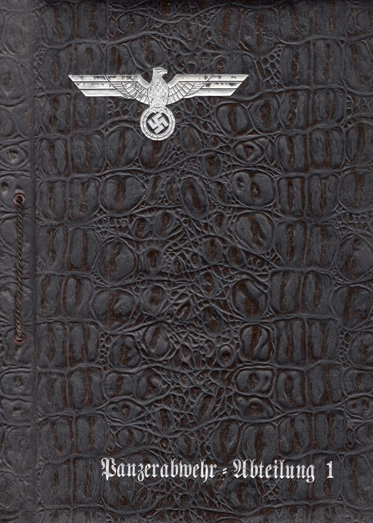 Voorblad van het fotoalbum van Josef Freialdenhoven. Beeld Collectie Robin Gouwswaard/ Stichting Hilversum in de Oorlog.