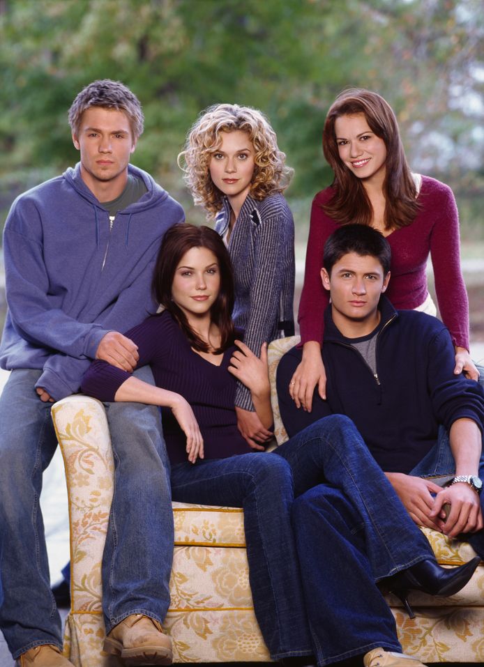 foto : Chad Michael Murray (Lucas Scott), Hilarie Burton (Peyton Sawyer), Bethany Joy Galeotti (Haley James Scott), Sophia Bush (Brooke Davis) en James Lafferty (Nathan Scott)