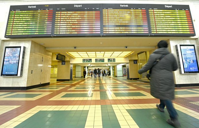 Lege aankondigingsborden in station Brussel-Noord. Archiefbeeld.