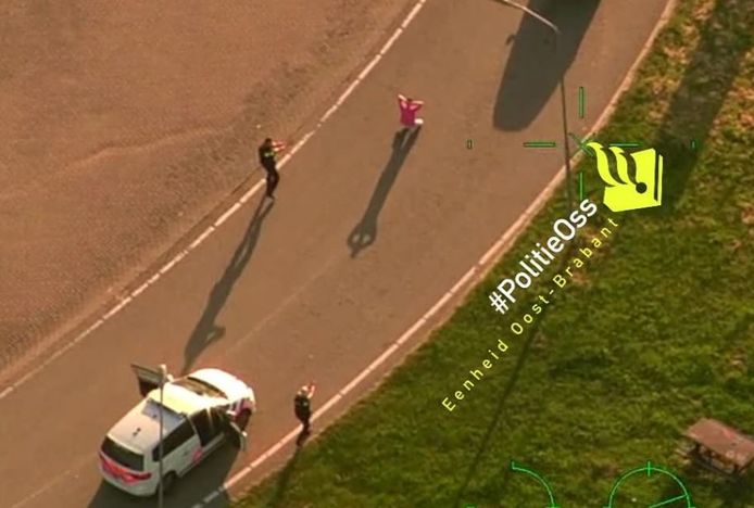 De aanhouding van de verdachte bij de veerstoep in Megen. In zijn auto werd een vuurwapen gevonden.