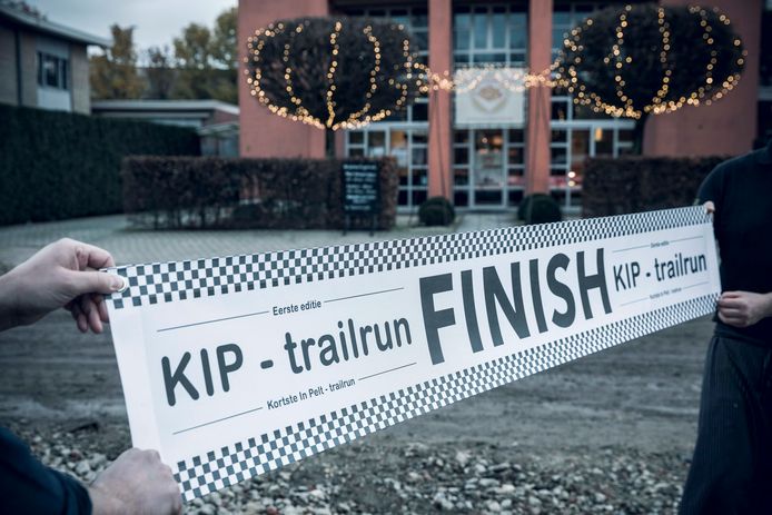 Met deze banner wordt de finish van de trailrun aangegeven.