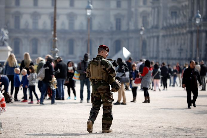 Ook soldaten zijn ingezet om de orde te bewaren in Parijs.