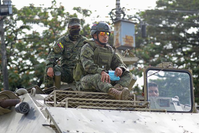 Militairen bewaken een gevangenis in Guayaquil, Ecuador.