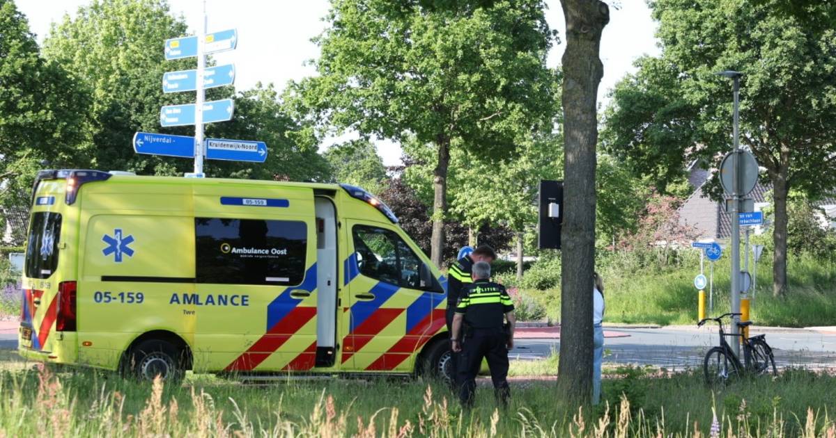 Wéér gaat het mis op beruchte rotonde in Arnhem: fietser wordt aangereden en raakt gewond.