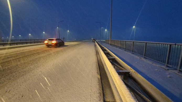 Sneeuw op de brug boven de A19 in Beselare.
