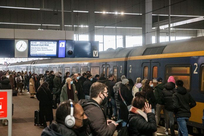 Drukte op het station in Breda als de Intercity Direct van 12.42 uur is gearriveerd en even later propvol doorrijdt naar Antwerpen en Brussel.