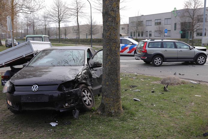 Ravage op Sluisweg in Waalwijk door ongeval.