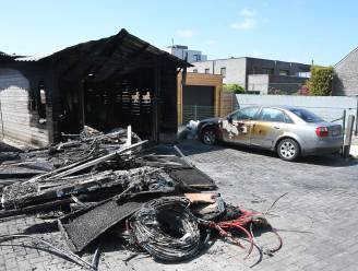 Onbekenden stichten brand in losstaande garage, die helemaal verloren gaat