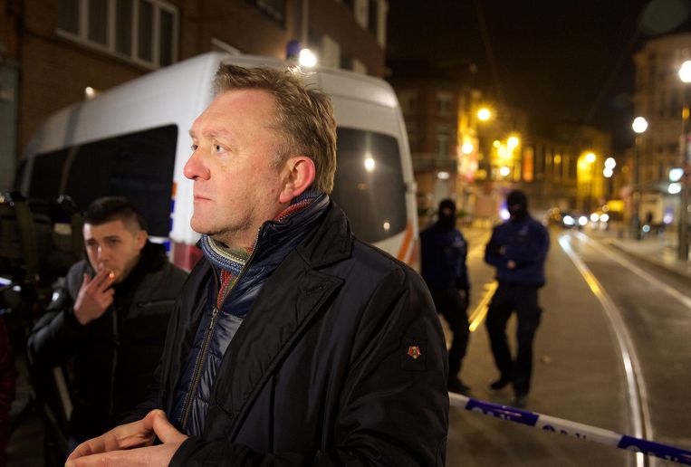 Burgemeester van Vorst Marc-Jean Ghyssels in de Driesstraat, waar in maart 2016 een schietpartij plaatsvond na een huiszoeking in het kader van de aanslagen in Parijs. Beeld BELGA