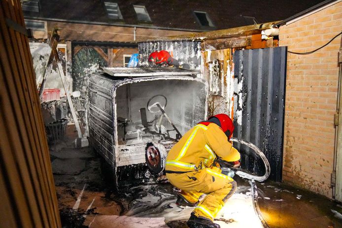De brandweer kon niet voorkomen dat het 45 km-wagentje compleet afbrandde.