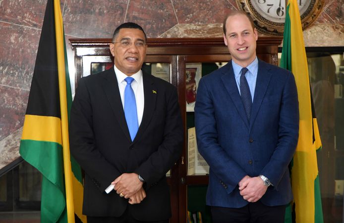 Andrew Holness, de premier van Jamaica, en de Britse prins William.