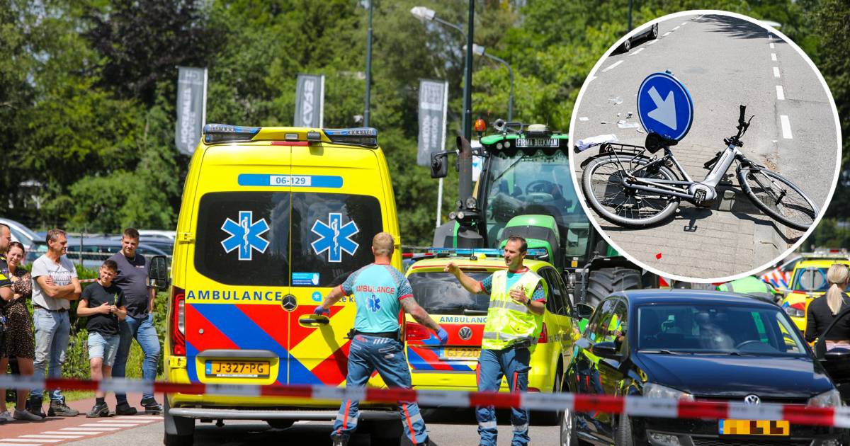 Fietsster naar ziekenhuis na aanrijding op rotonde in Wierden.