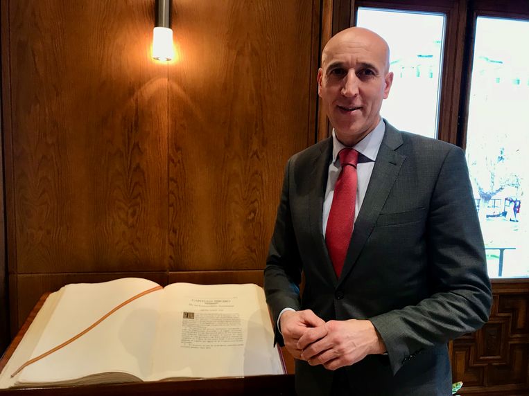 De burgemeester van Léon José Antonio Díez naast een exemplaar van de grondwet. Beeld Alex Tieleman