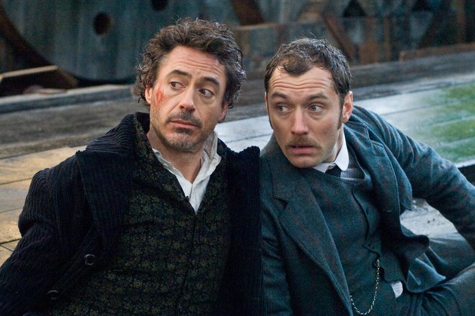 Robert Downey Jr. (links) als Sherlock Holmes en Jude Law als Watson.