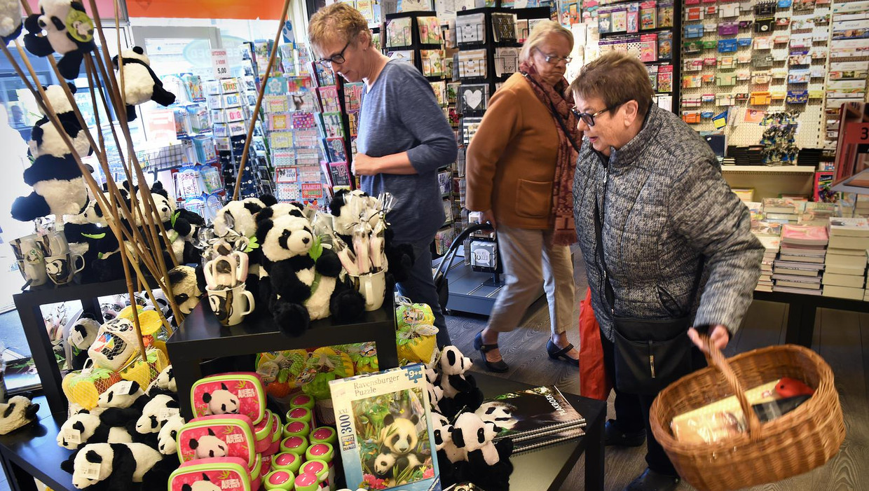 Pandaparafernalia in winkels in Rhenen. Beeld Marcel van den Bergh / de Volkskrant