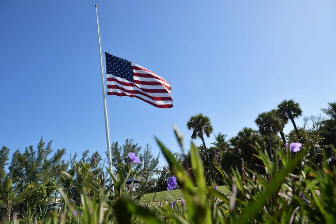 De vlag hangt halfstok in Trumps resort in Mar-A-Lago in Florida.