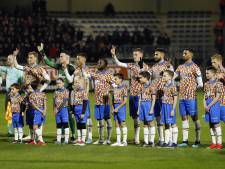 Oorlog in Oekraïne: spelers RKC en FC Twente maken V-teken, captains VVV en Almere met blauw-gele band