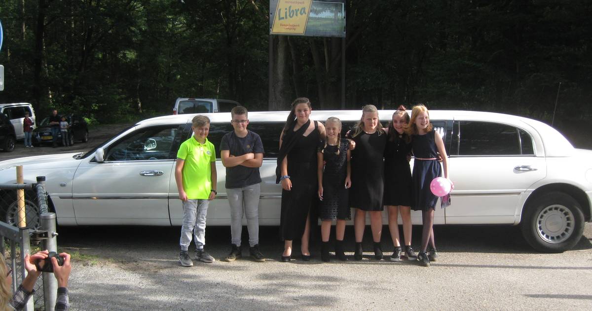 Dan staat ineens een ‘stretch limo’ voor je huis: bijzonder afscheid groep 8 Stegeren