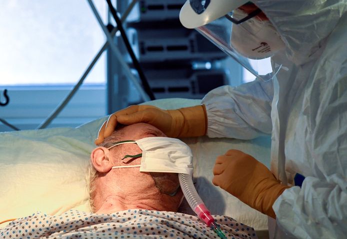 Een verpleger met een coronapatiënt in het Circolo-ziekenhuis in Varese, Italië. Italië behoort tot de landen die het zwaarst zijn getroffen door de pandemie. Er stierven al 18.849 mensen, het grootste aantal ter wereld.