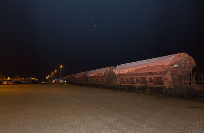Wagons van goederentrein van de rails op industrieterrein Moerdijk.