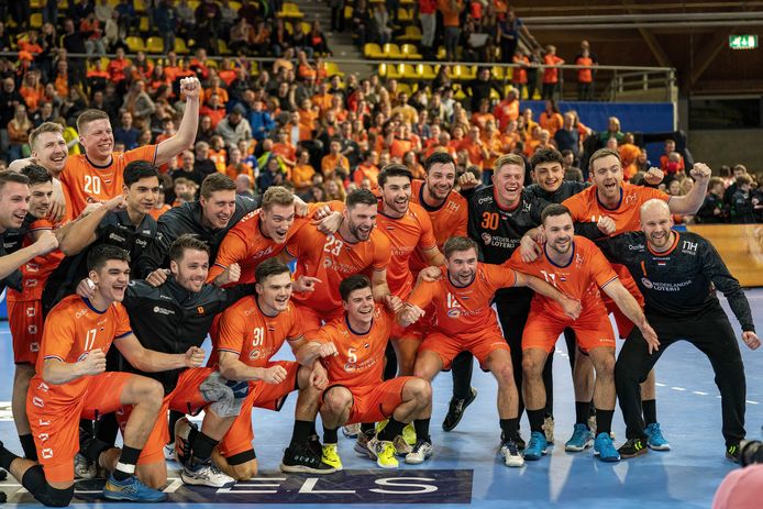 Vreugde bij de Nederlandse handbalmannen na de zege op Kroatië.