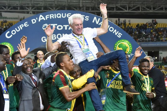 5 februari: Als een held wordt Hugo Broos letterlijk op handen gedragen door zijn spelersgroep. Broos schreef geschiedenis en won met Kameroen de Afrika Cup. Aan het einde van een minder succesvol jaar werd onze landgenoot bedankt voor bewezen diensten.