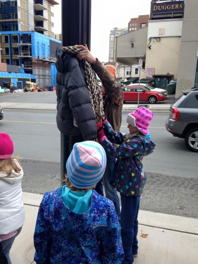 Kaal Perceptueel Aanpassing Kinderen hangen jassen op voor daklozen | Margriet