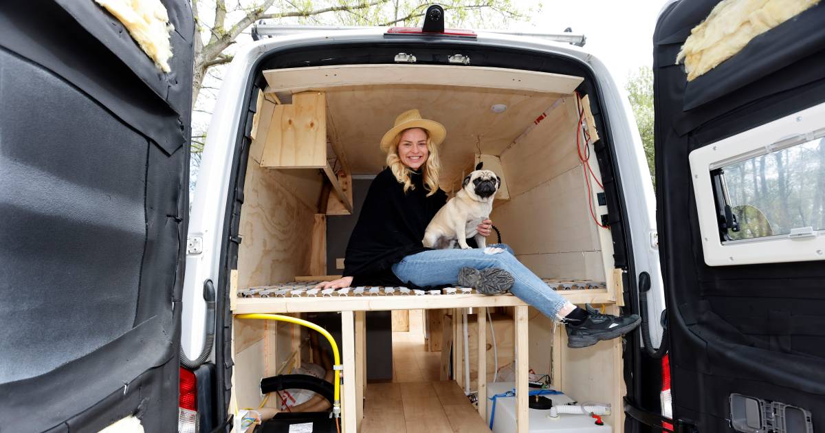 (22) verkocht haar huis en trekt straks in zelfgebouwde camper door Europa | Campers & caravans AD.nl