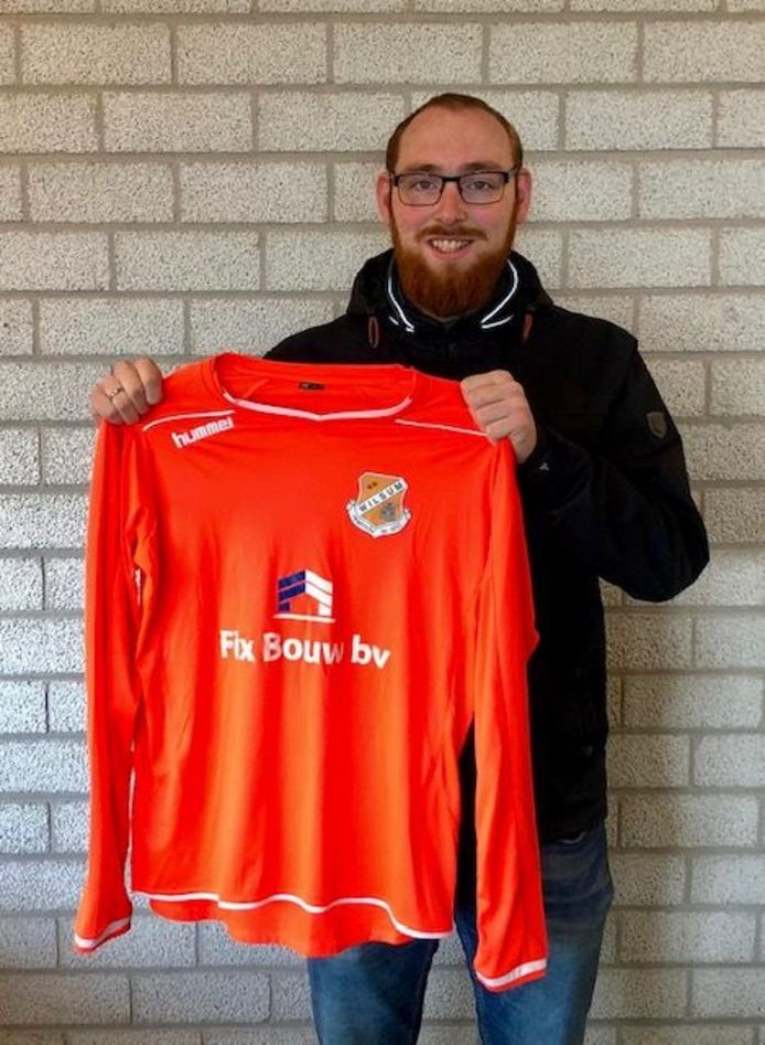 Bart Schoonhoven met het oranje shirt van Wilsum, zijn nieuwe club.