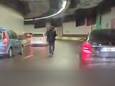 Scène étonnante à Bruxelles: un homme marche au beau milieu du tunnel Belliard 