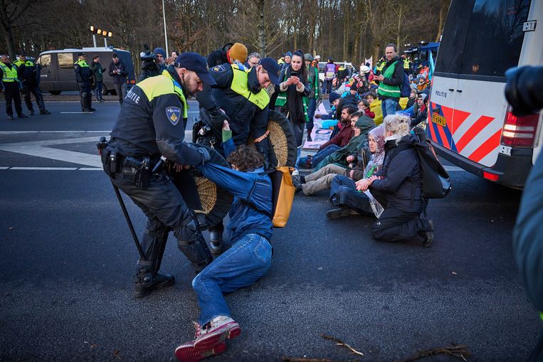 De politie verwijdert activisten van Extinction Rebellion op de A12 in Den Haag. Beeld ANP